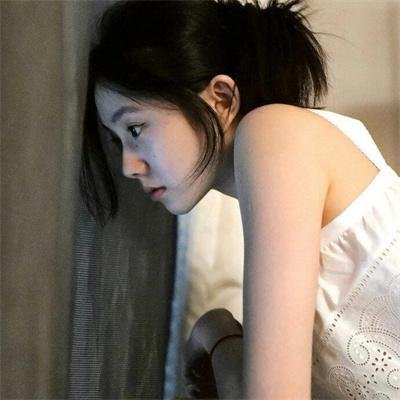 举杯畅饮的姐姐们